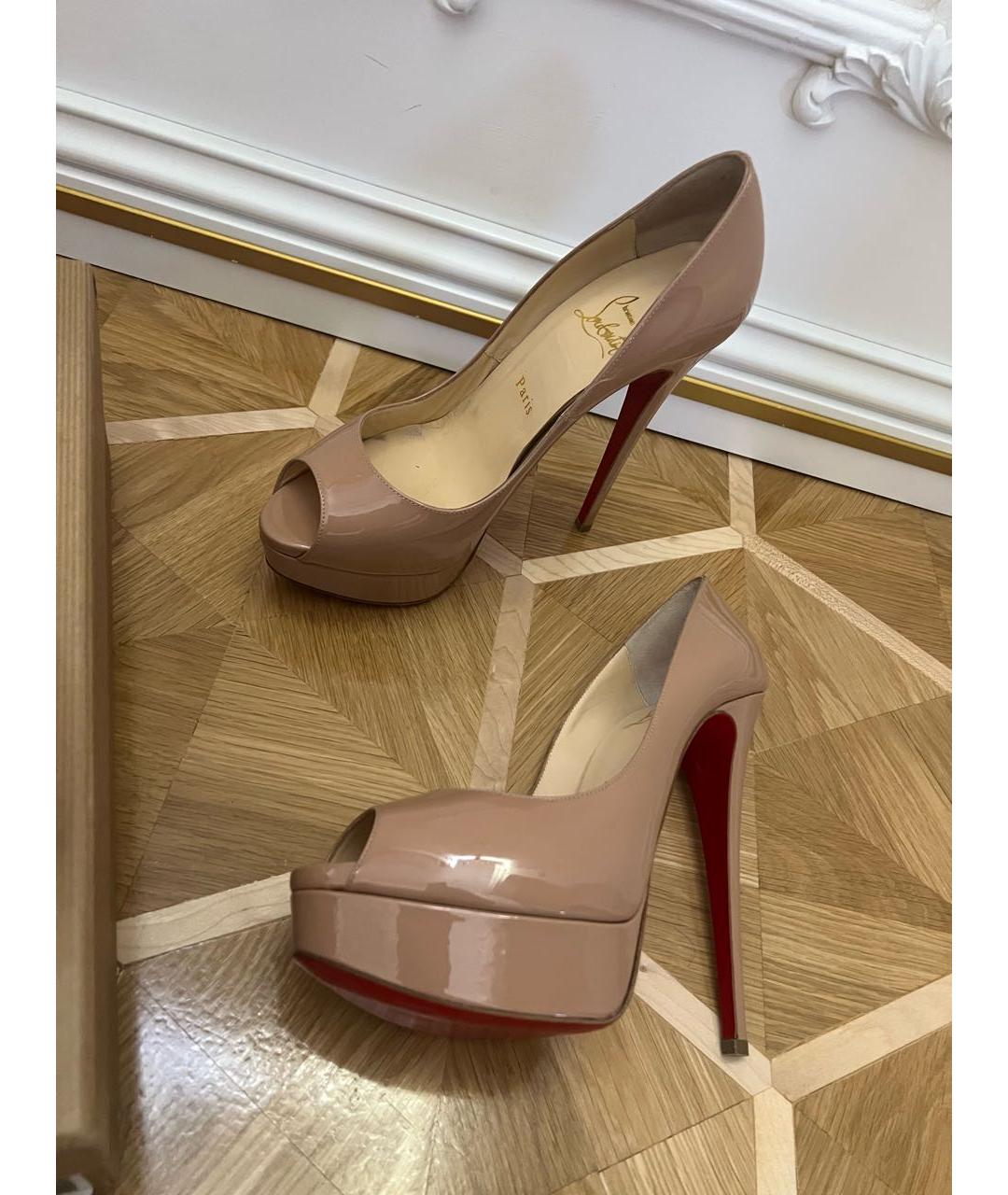 CHRISTIAN LOUBOUTIN Бежевые туфли из лакированной кожи, фото 4