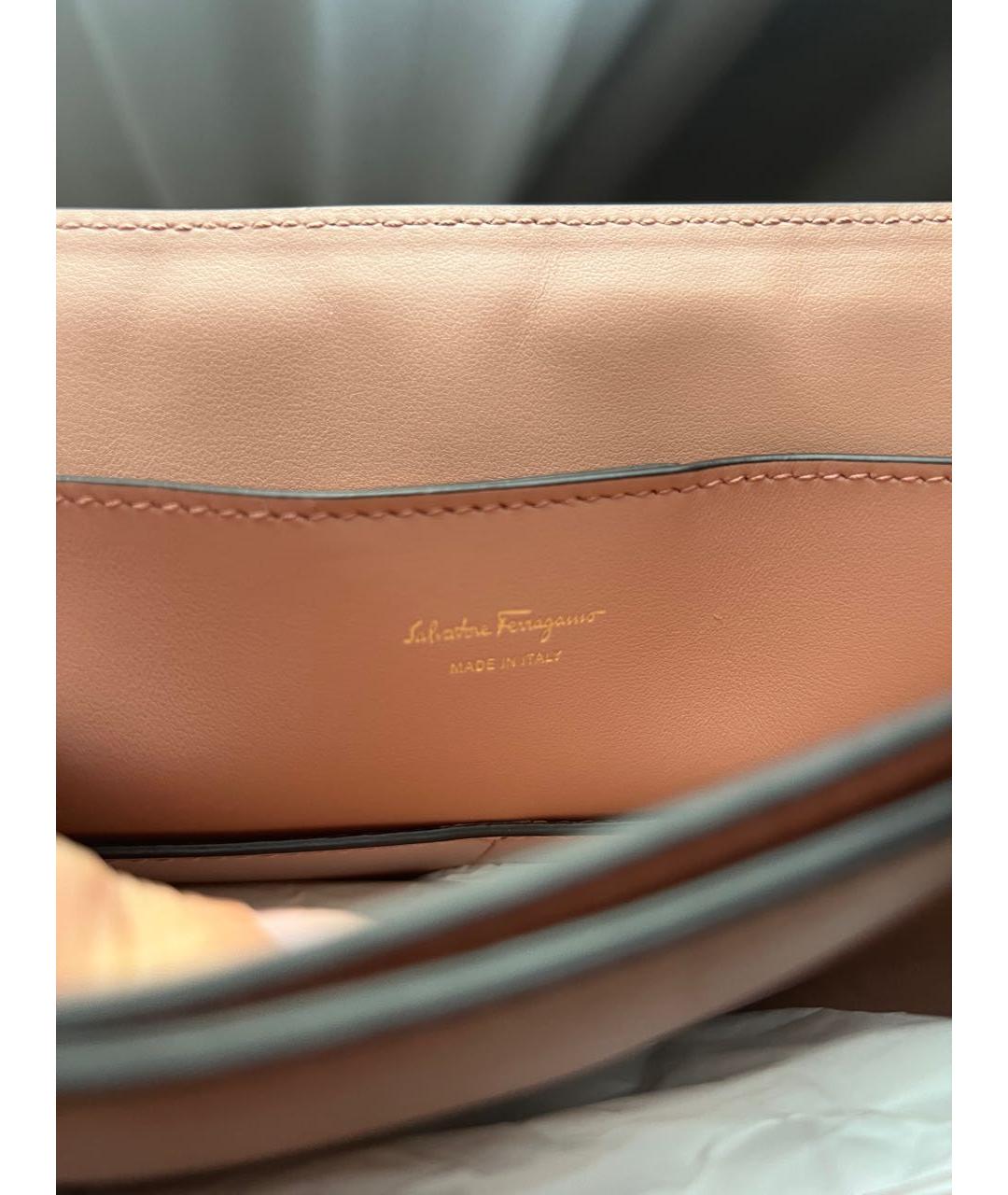 FERRAGAMO Коралловая кожаная сумка с короткими ручками, фото 4