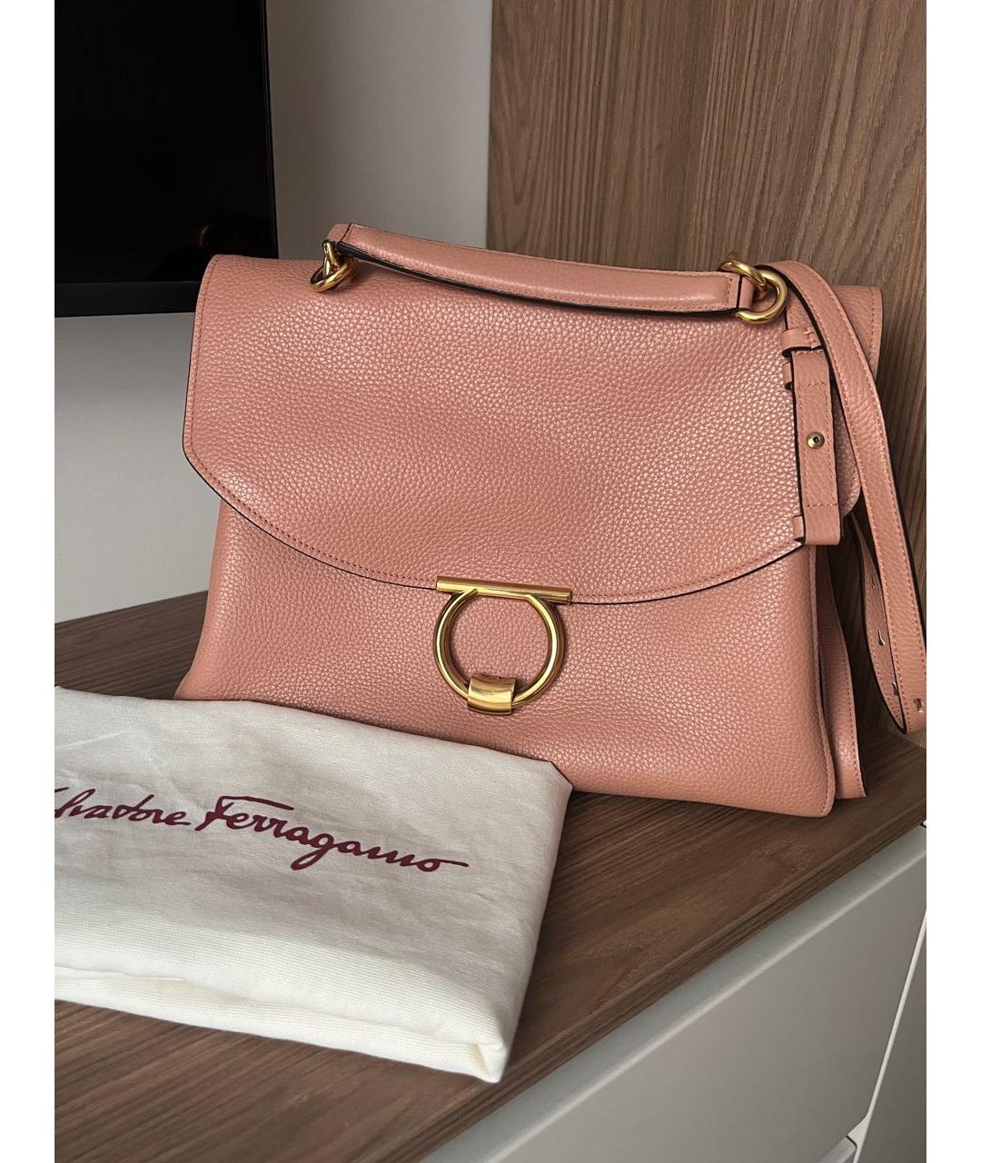 FERRAGAMO Коралловая кожаная сумка с короткими ручками, фото 5