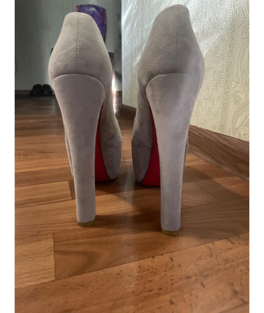 CHRISTIAN LOUBOUTIN Серые замшевые туфли, фото 4