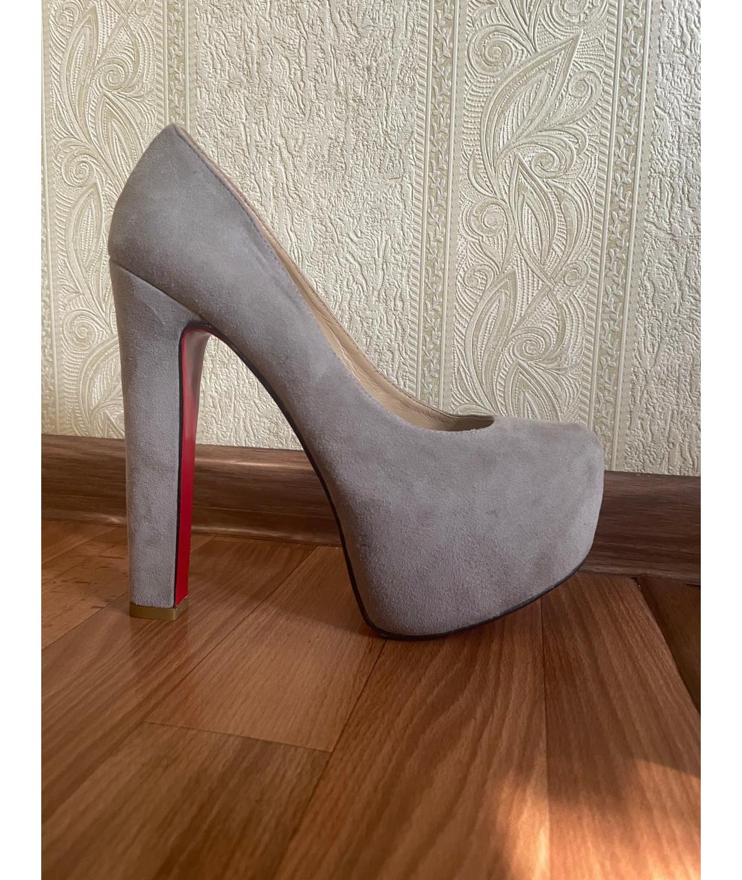 CHRISTIAN LOUBOUTIN Серые замшевые туфли, фото 9