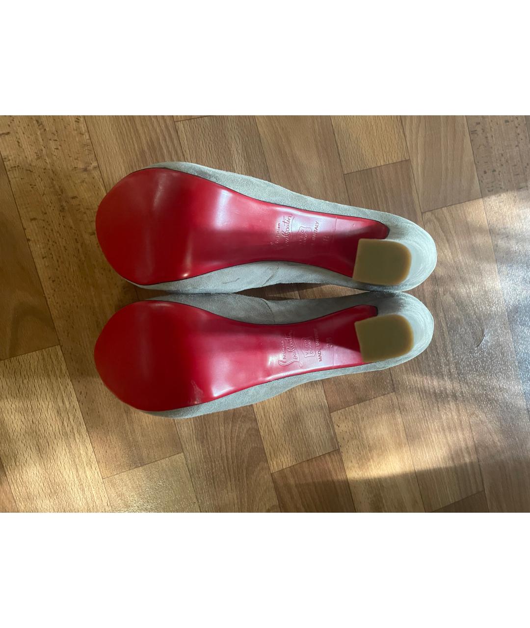 CHRISTIAN LOUBOUTIN Серые замшевые туфли, фото 5