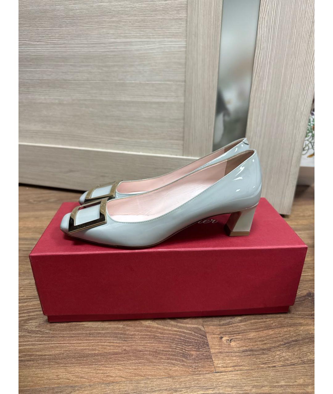 ROGER VIVIER Серые туфли из лакированной кожи, фото 7