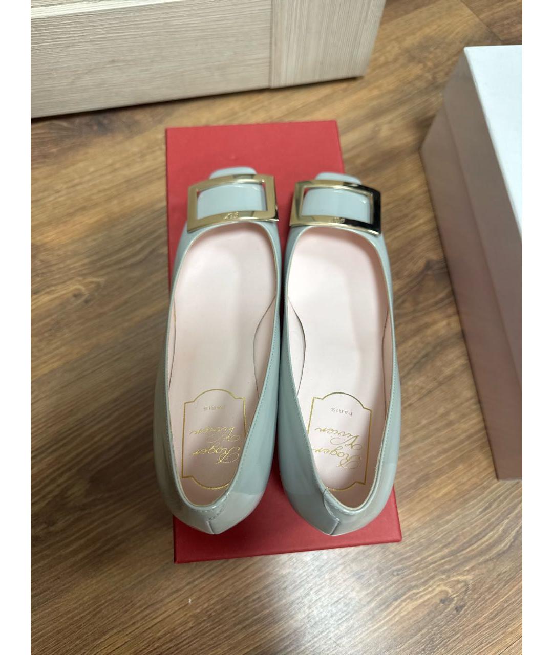ROGER VIVIER Серые туфли из лакированной кожи, фото 3