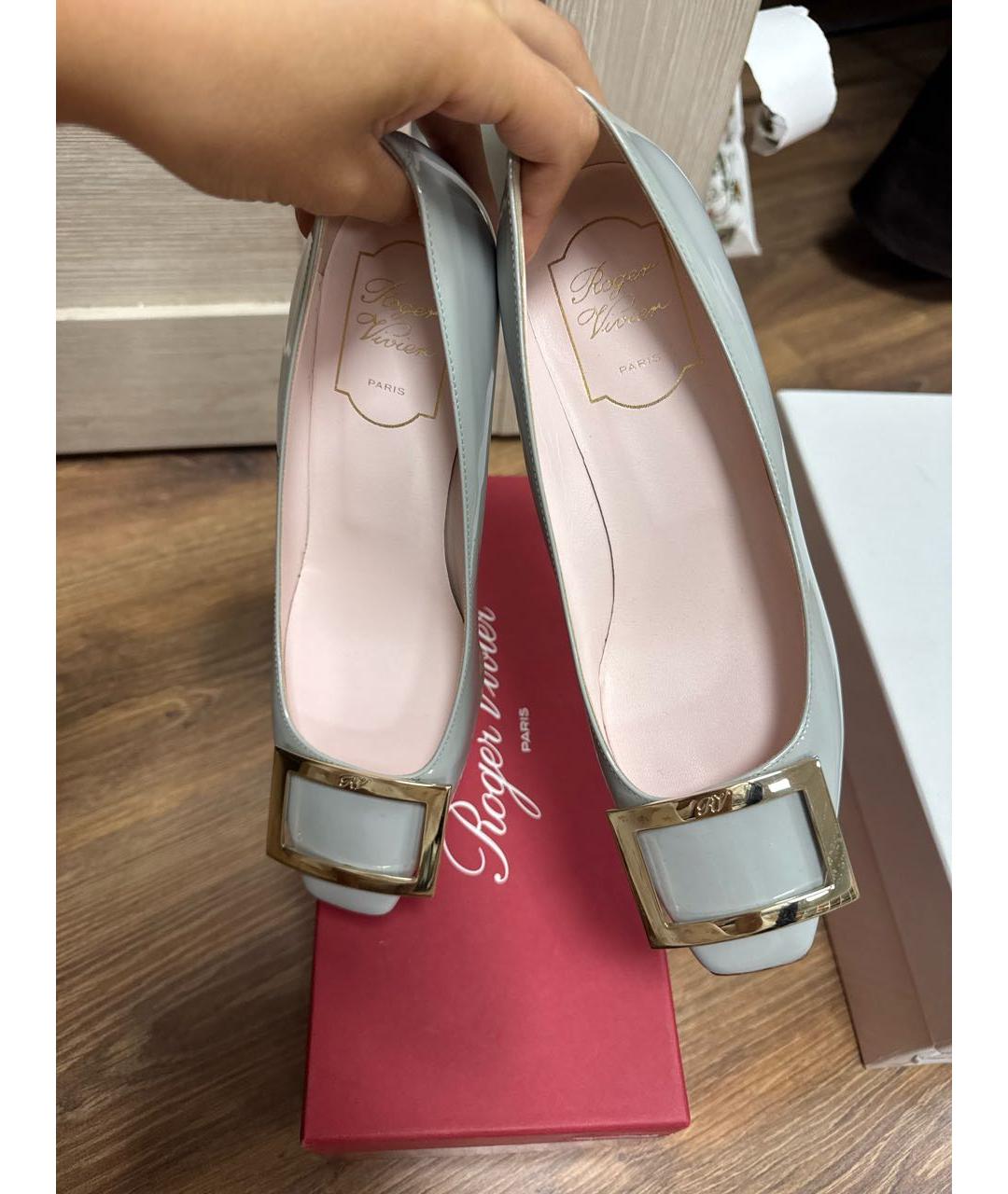 ROGER VIVIER Серые туфли из лакированной кожи, фото 6