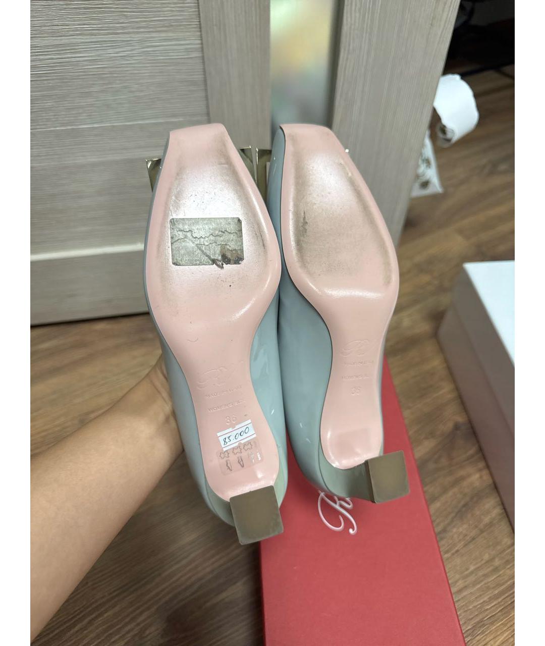 ROGER VIVIER Серые туфли из лакированной кожи, фото 5