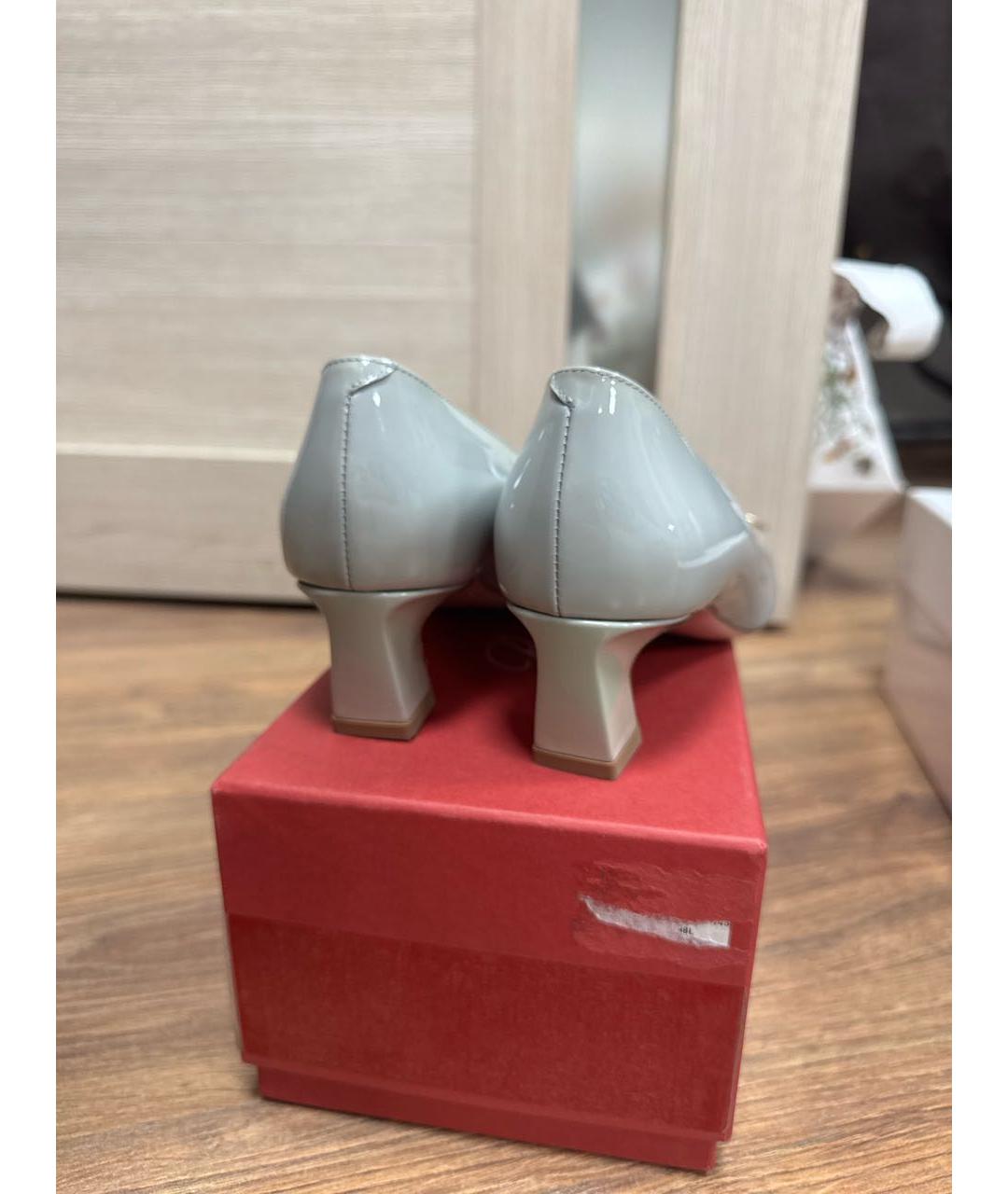 ROGER VIVIER Серые туфли из лакированной кожи, фото 4