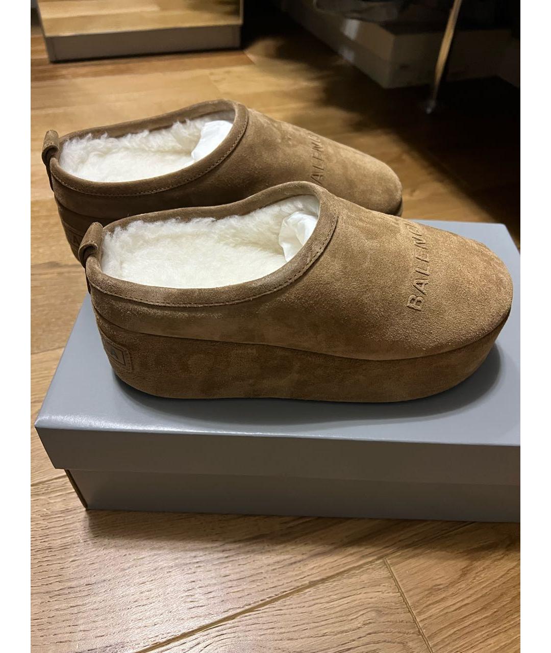 BALENCIAGA Горчичные замшевые мюли, фото 3