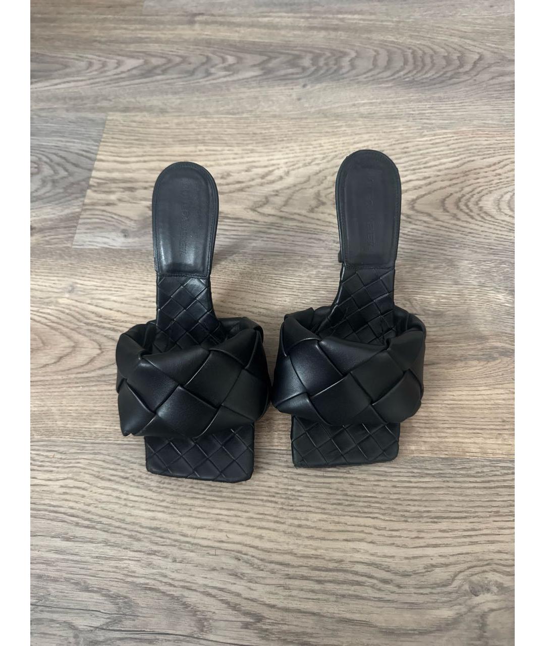 BOTTEGA VENETA Черные кожаные мюли, фото 2