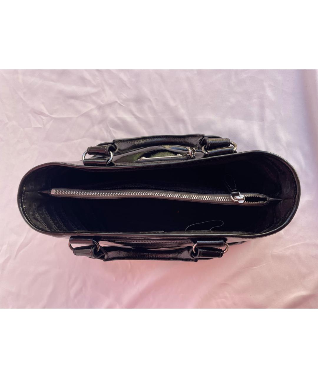 CELINE Черная сумка с короткими ручками из лакированной кожи, фото 5