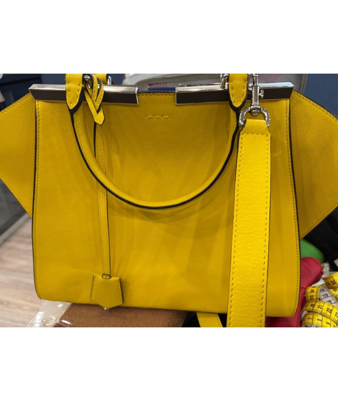 FENDI Желтая кожаная сумка с короткими ручками, фото 3