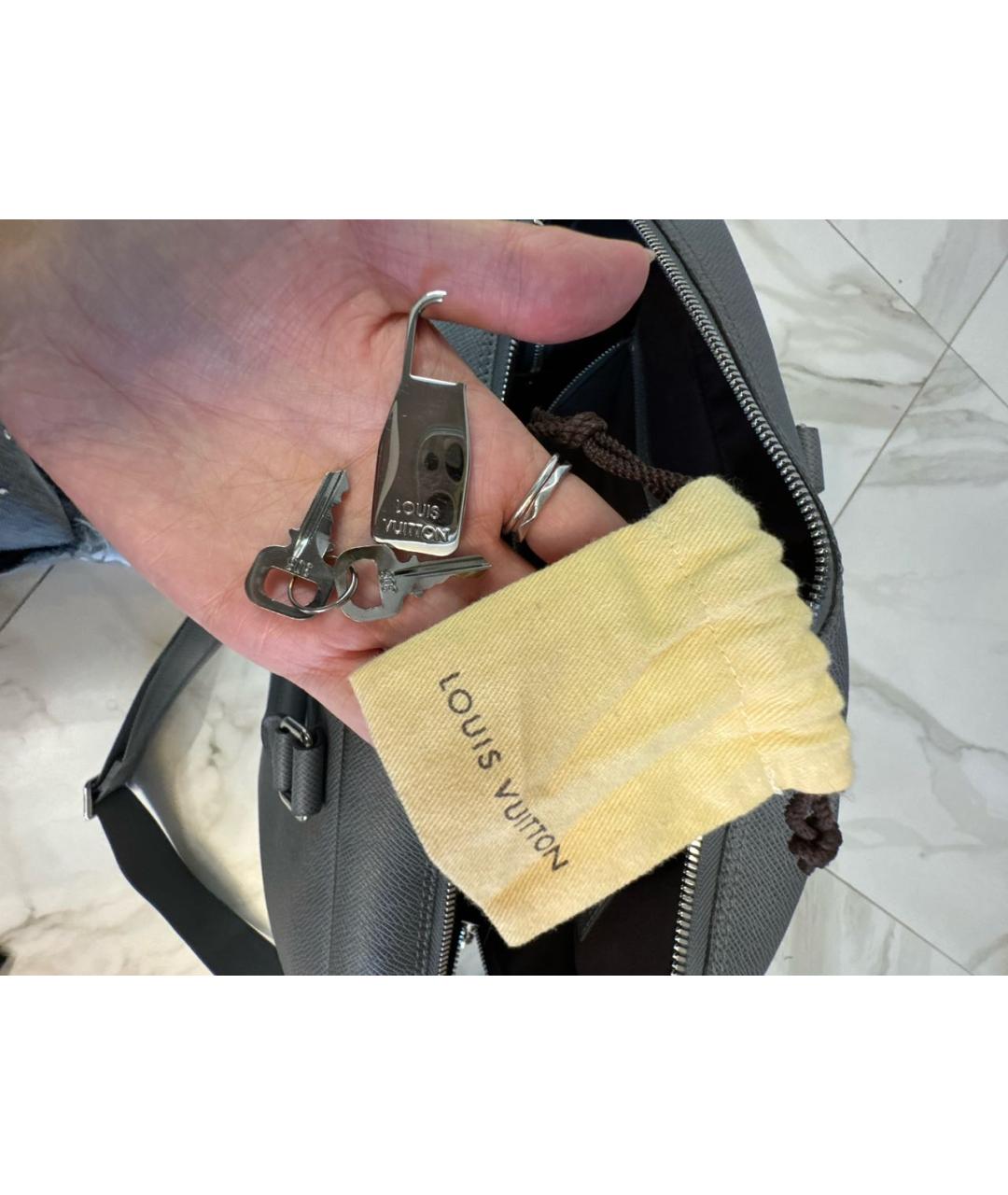 LOUIS VUITTON Антрацитовая кожаная дорожная/спортивная сумка, фото 6