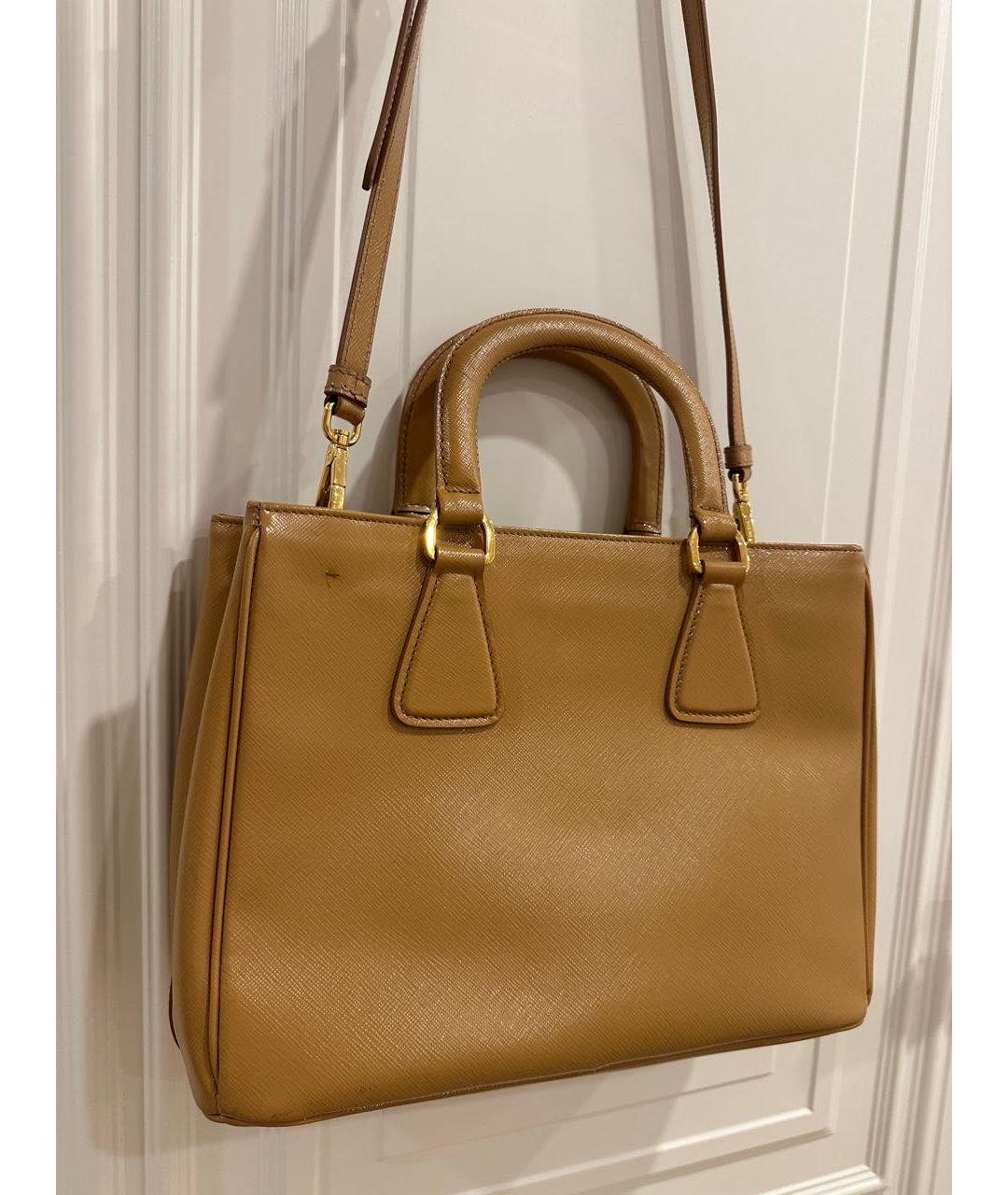 PRADA Бежевая сумка тоут из лакированной кожи, фото 6