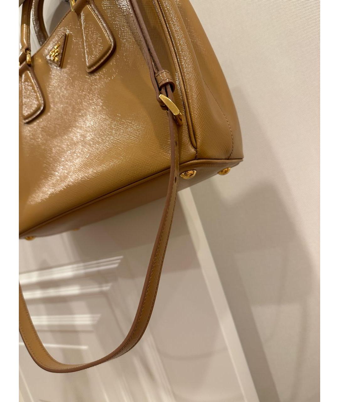 PRADA Бежевая сумка тоут из лакированной кожи, фото 7