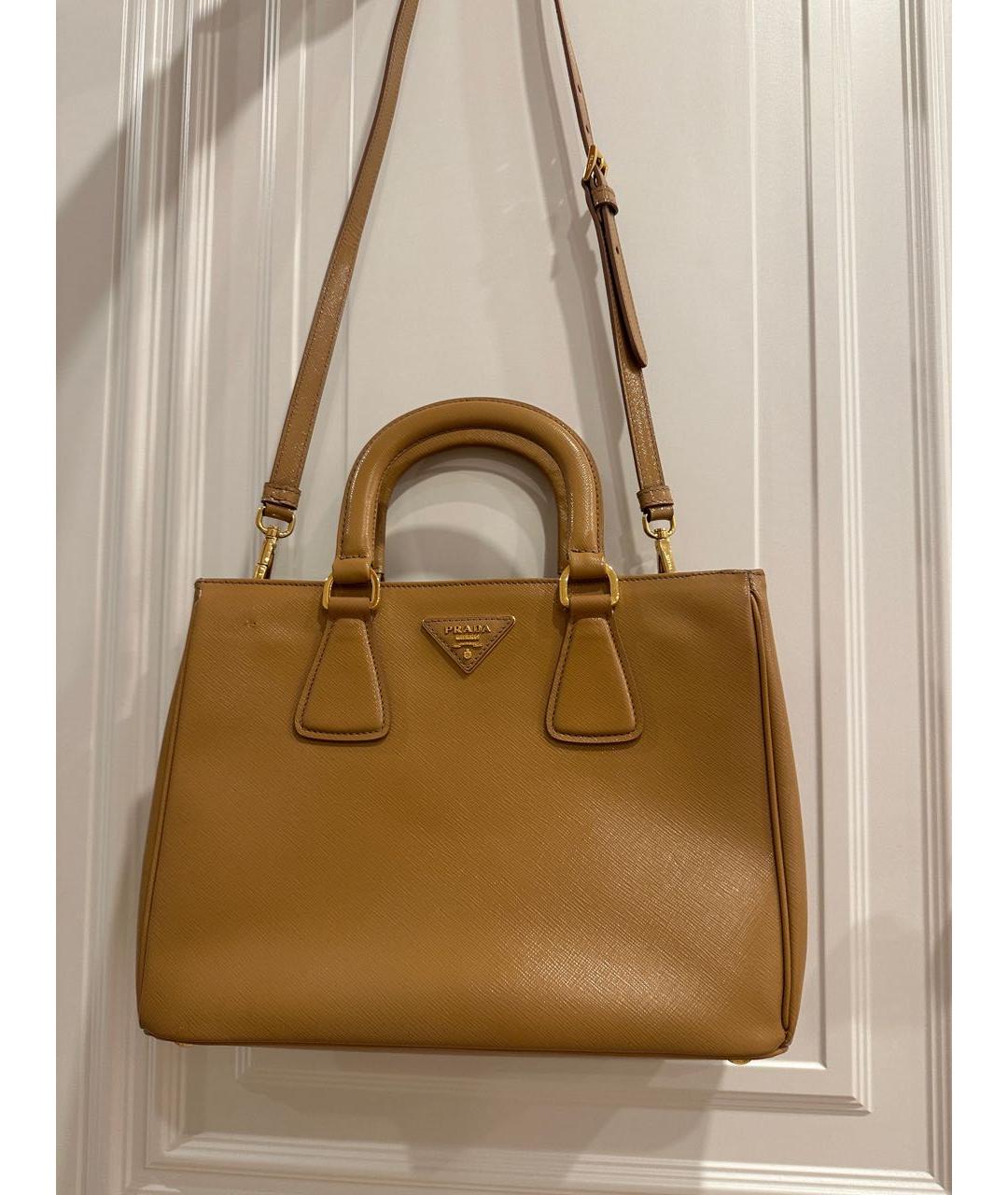 PRADA Бежевая сумка тоут из лакированной кожи, фото 4