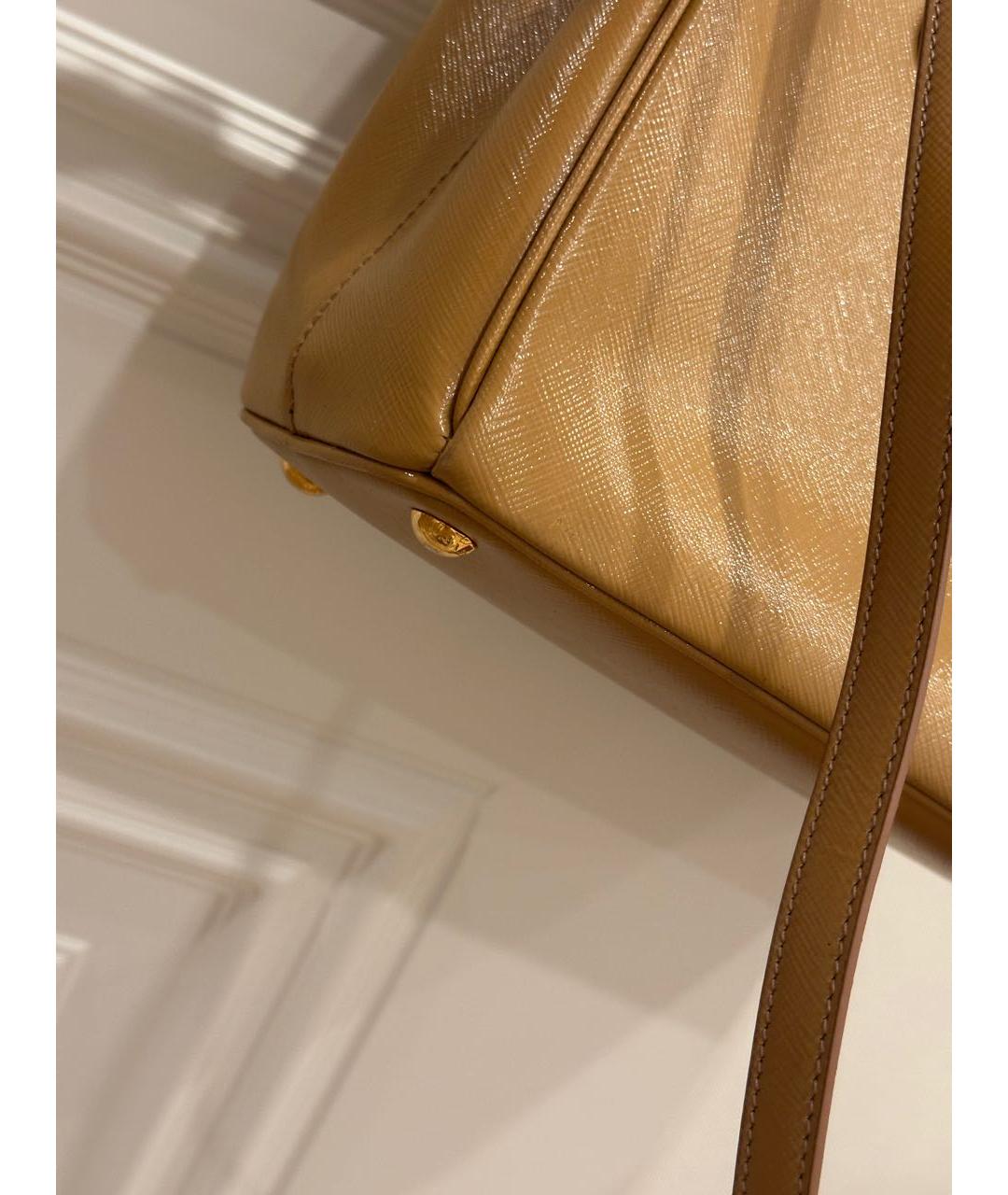 PRADA Бежевая сумка тоут из лакированной кожи, фото 8