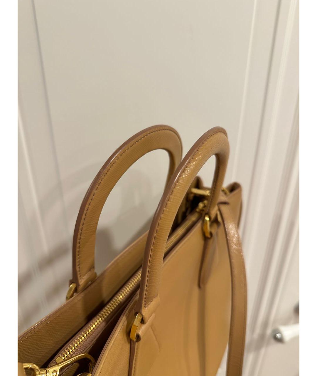 PRADA Бежевая сумка тоут из лакированной кожи, фото 5