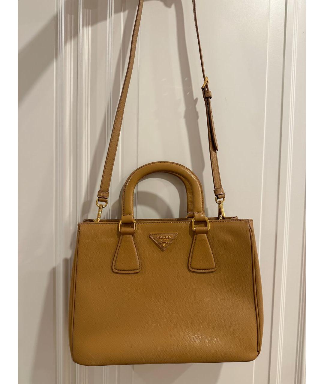 PRADA Бежевая сумка тоут из лакированной кожи, фото 2