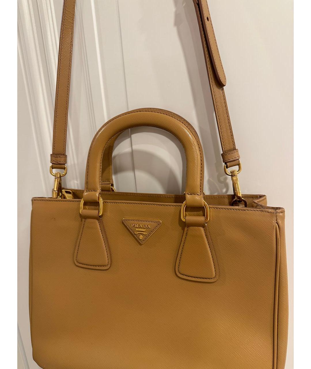 PRADA Бежевая сумка тоут из лакированной кожи, фото 3