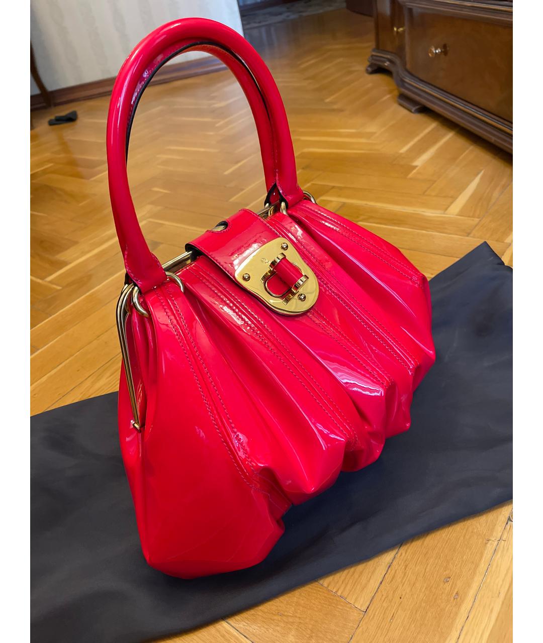 ALEXANDER MCQUEEN Розовая сумка с короткими ручками из лакированной кожи, фото 2