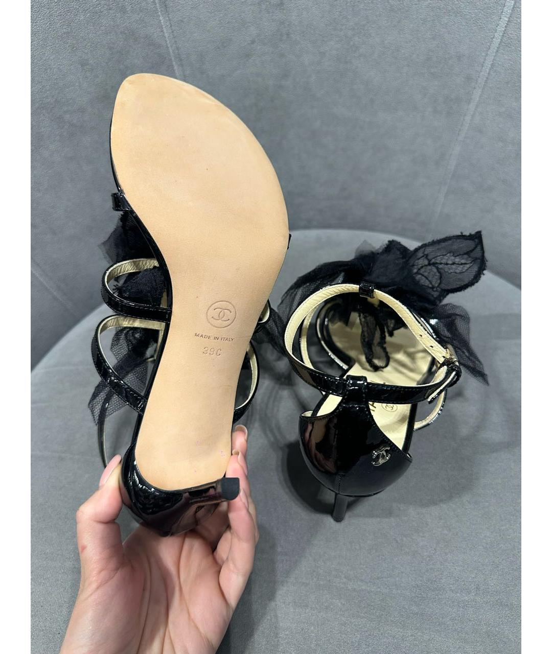 CHANEL Черные босоножки из лакированной кожи, фото 5