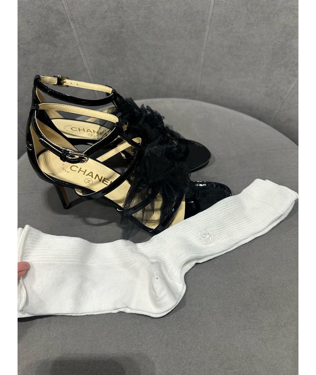 CHANEL Черные босоножки из лакированной кожи, фото 6