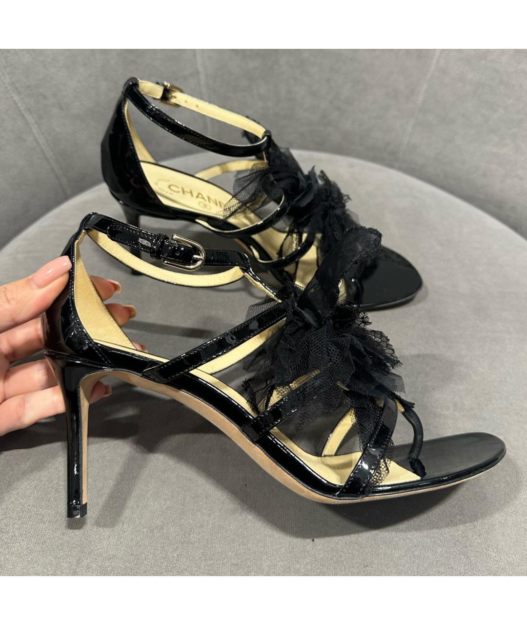 CHANEL Черные босоножки из лакированной кожи, фото 3
