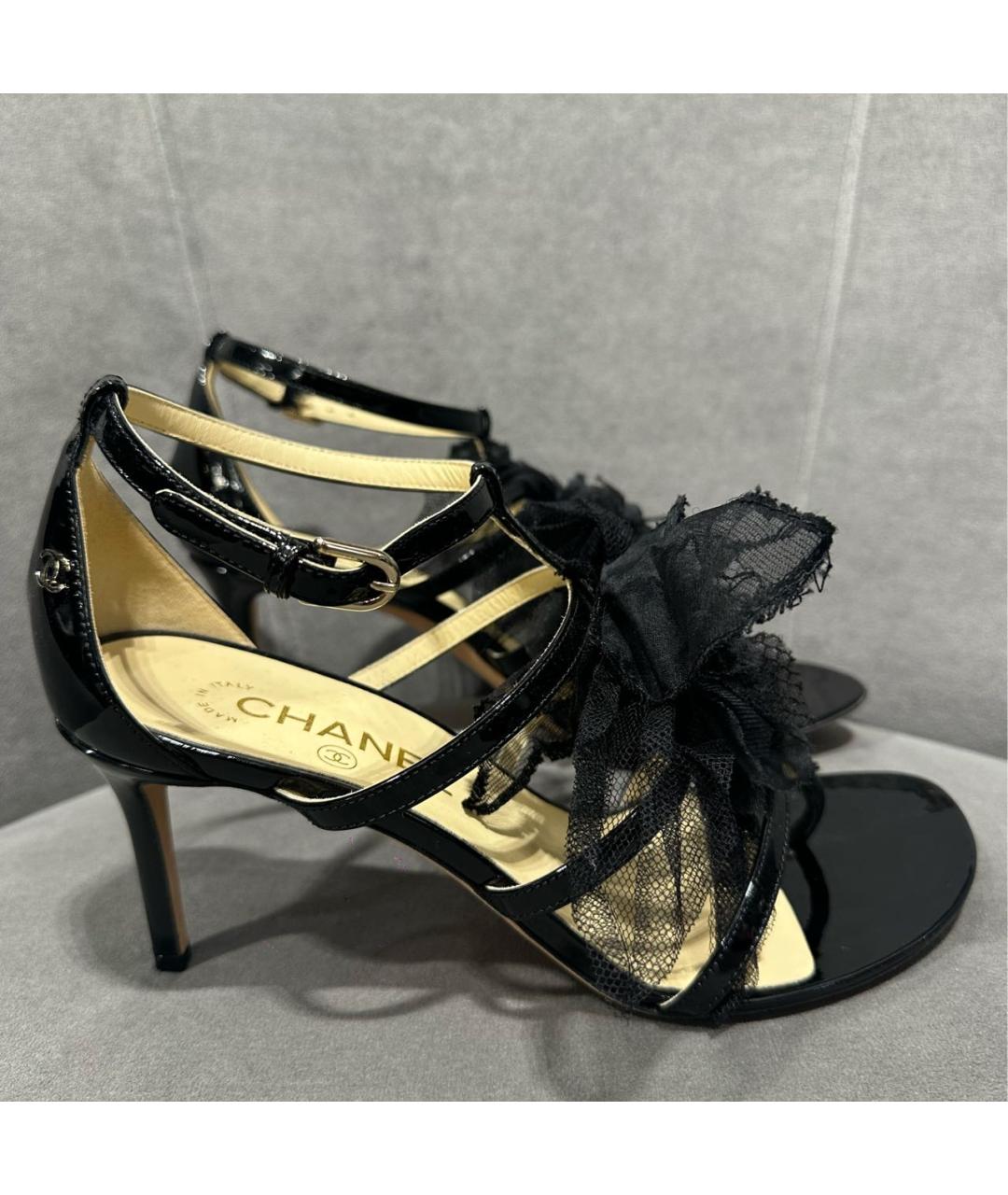 CHANEL Черные босоножки из лакированной кожи, фото 8