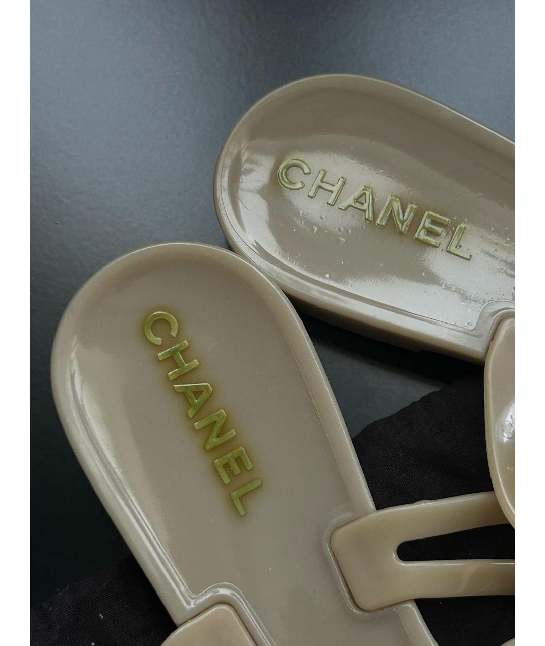 CHANEL Бежевые шлепанцы из лакированной кожи, фото 4