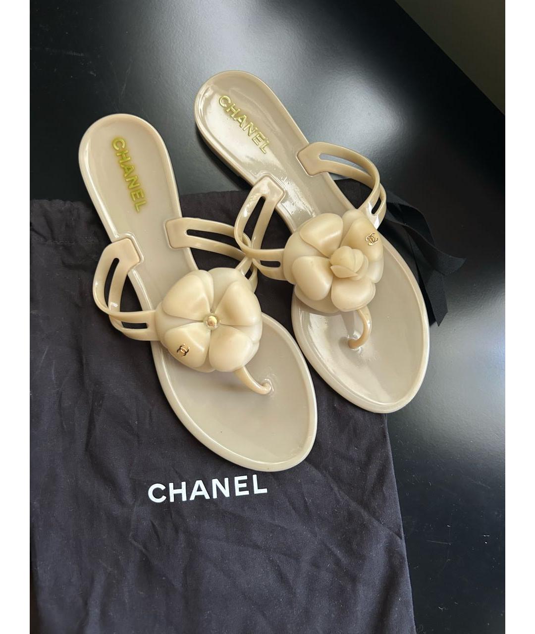 CHANEL Бежевые шлепанцы из лакированной кожи, фото 5