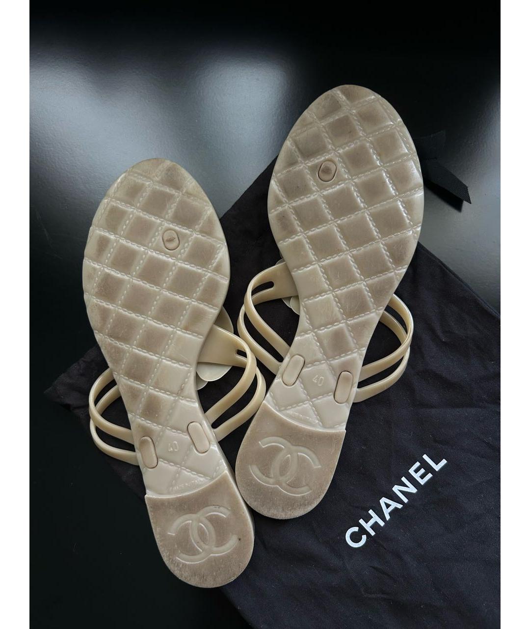 CHANEL Бежевые шлепанцы из лакированной кожи, фото 6