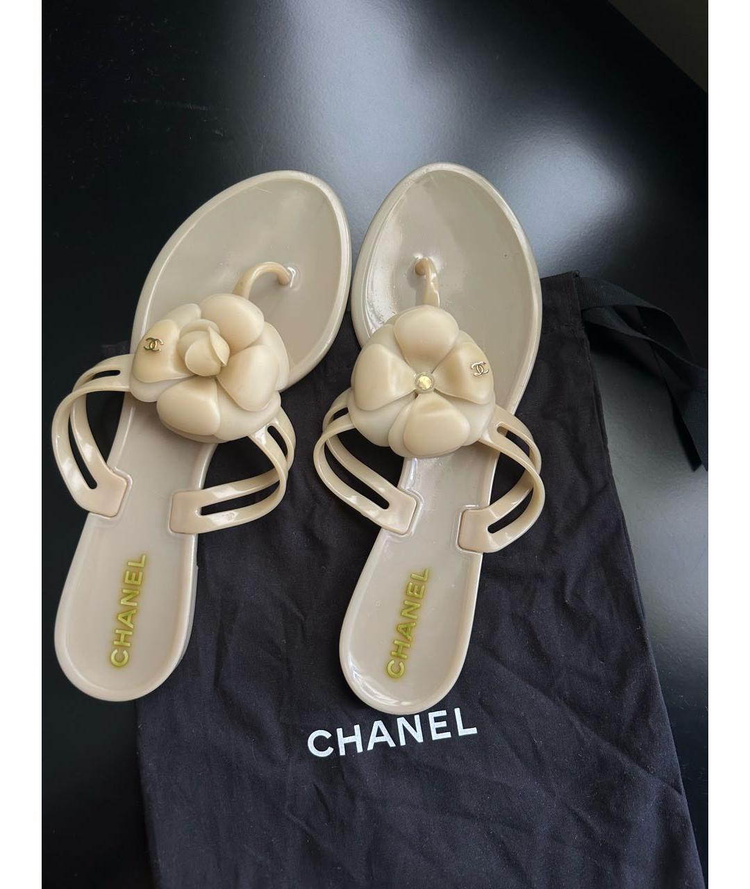 CHANEL Бежевые шлепанцы из лакированной кожи, фото 2