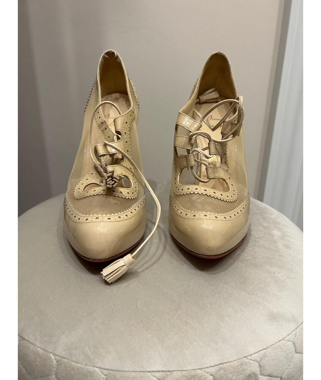 CHRISTIAN LOUBOUTIN Бежевые ботильоны из лакированной кожи, фото 2