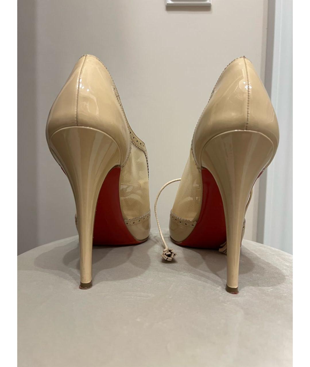 CHRISTIAN LOUBOUTIN Бежевые ботильоны из лакированной кожи, фото 4