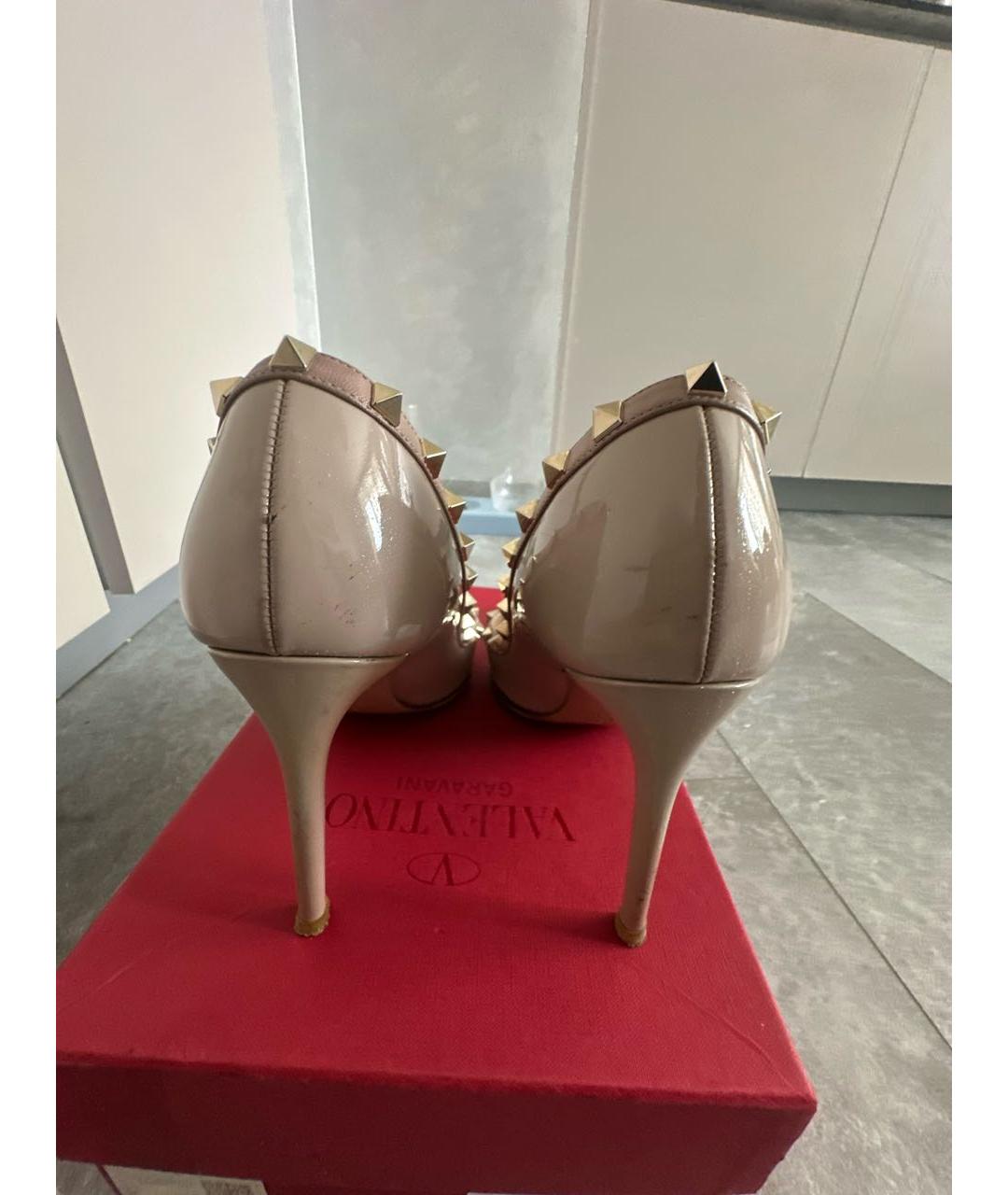 VALENTINO Бежевые туфли из лакированной кожи, фото 4