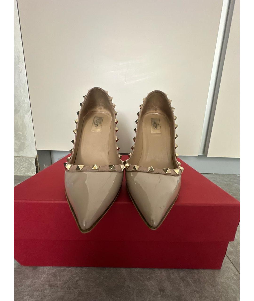 VALENTINO Бежевые туфли из лакированной кожи, фото 2