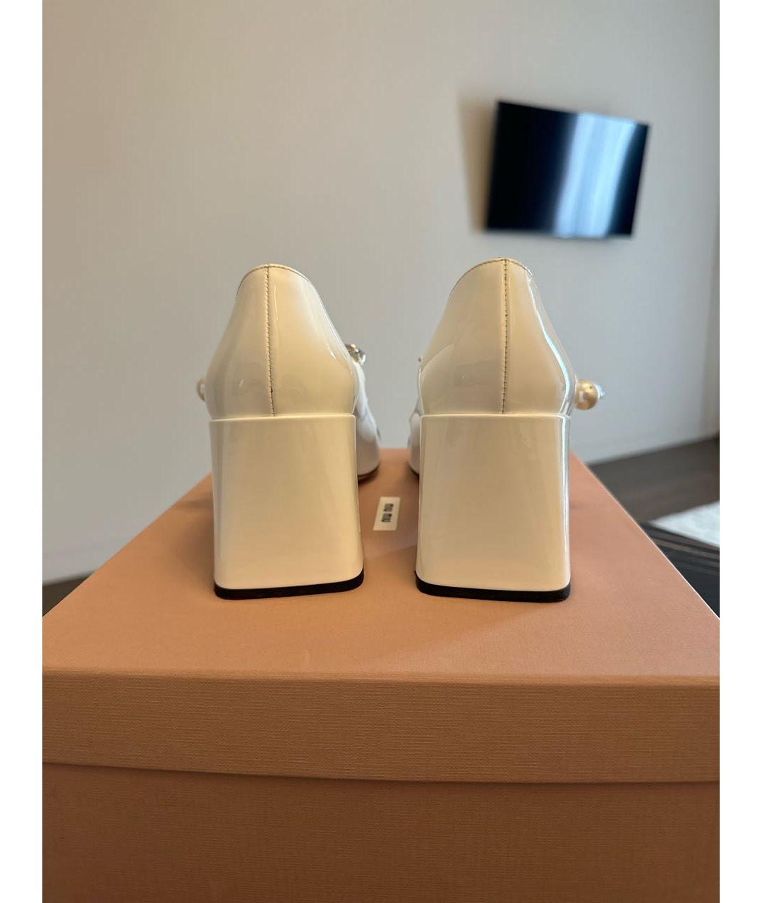 MIU MIU Белые туфли из лакированной кожи, фото 4