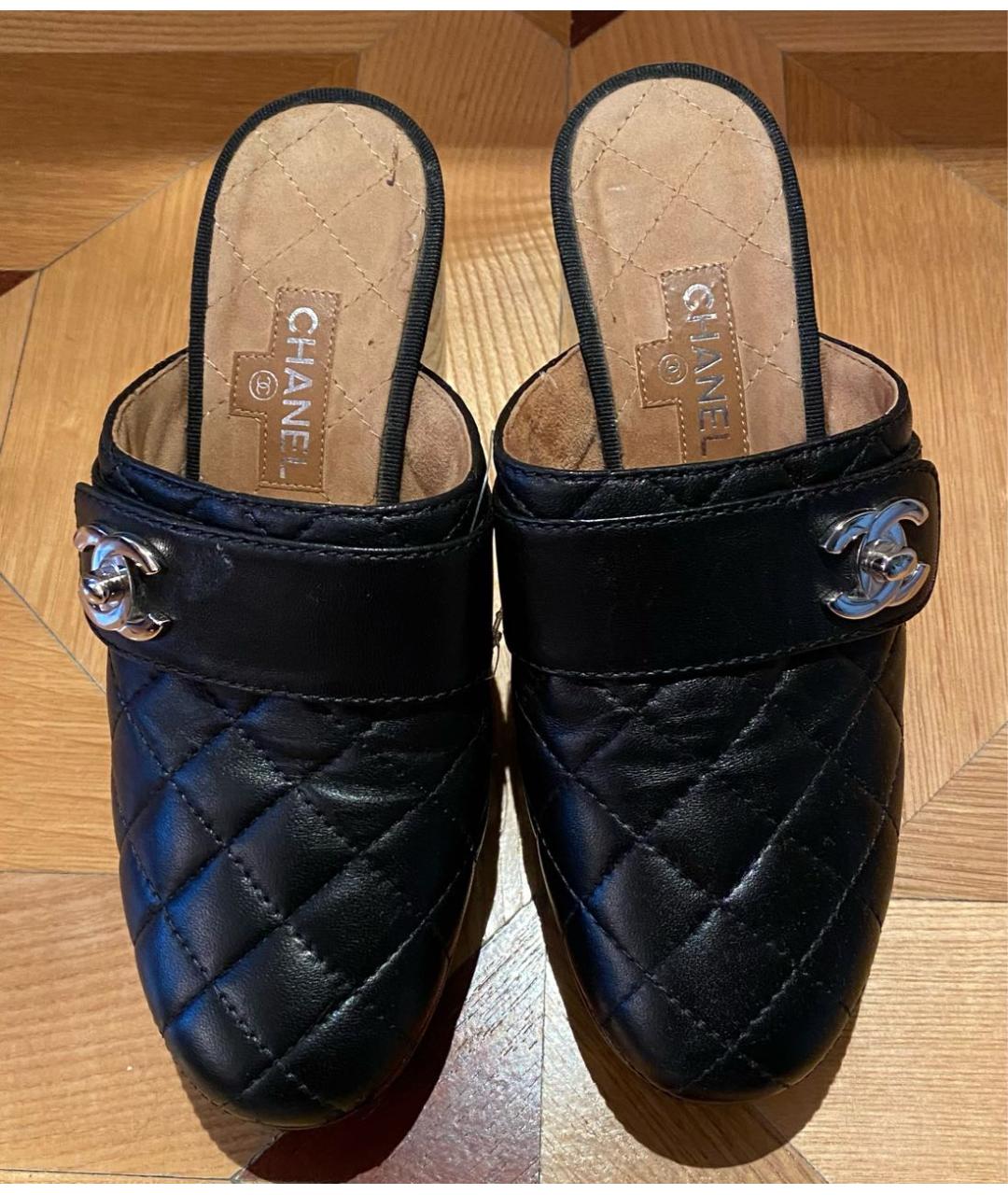 CHANEL Черные сабо из лакированной кожи, фото 2