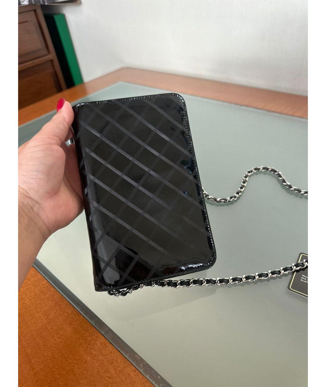 CHANEL Черная сумка через плечо из лакированной кожи, фото 3
