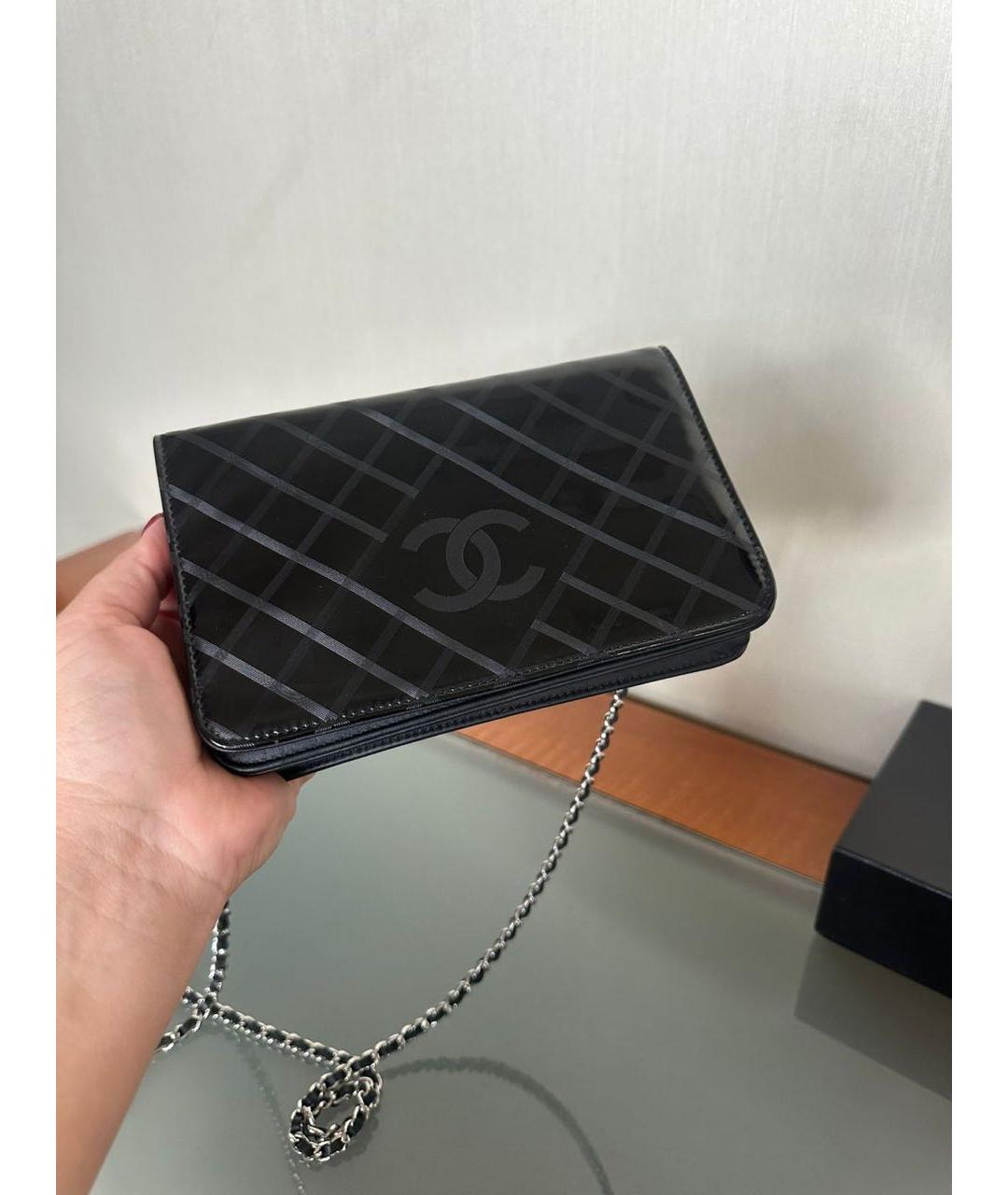 CHANEL Черная сумка через плечо из лакированной кожи, фото 5