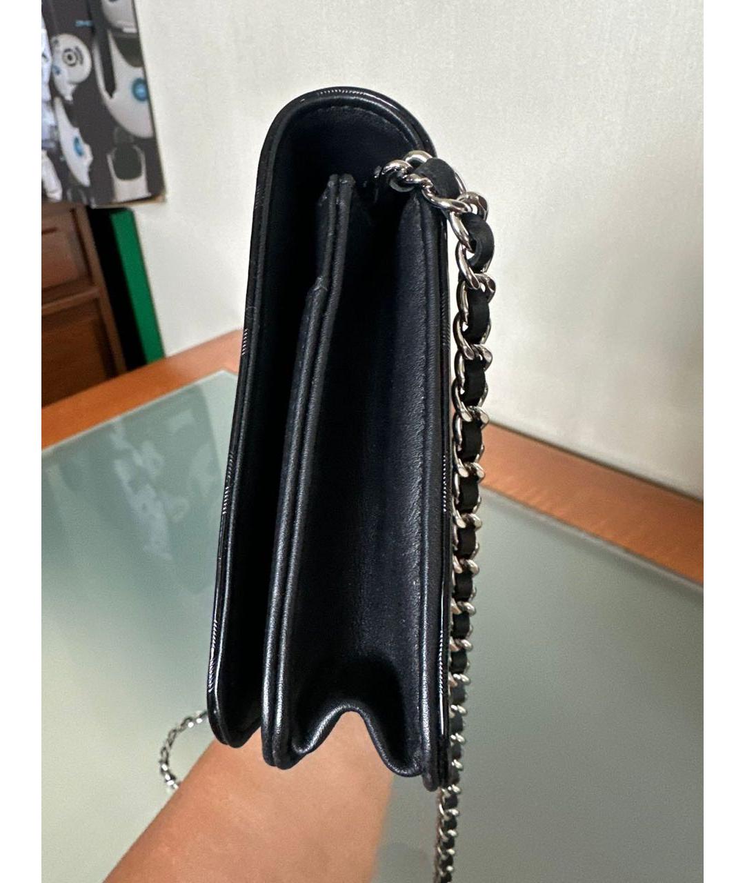 CHANEL Черная сумка через плечо из лакированной кожи, фото 2