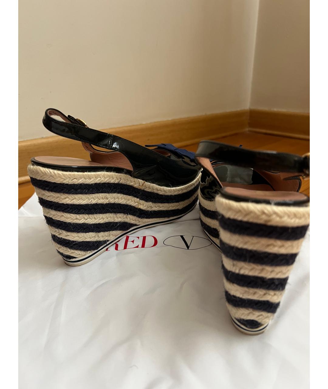 RED VALENTINO Черные босоножки из лакированной кожи, фото 3
