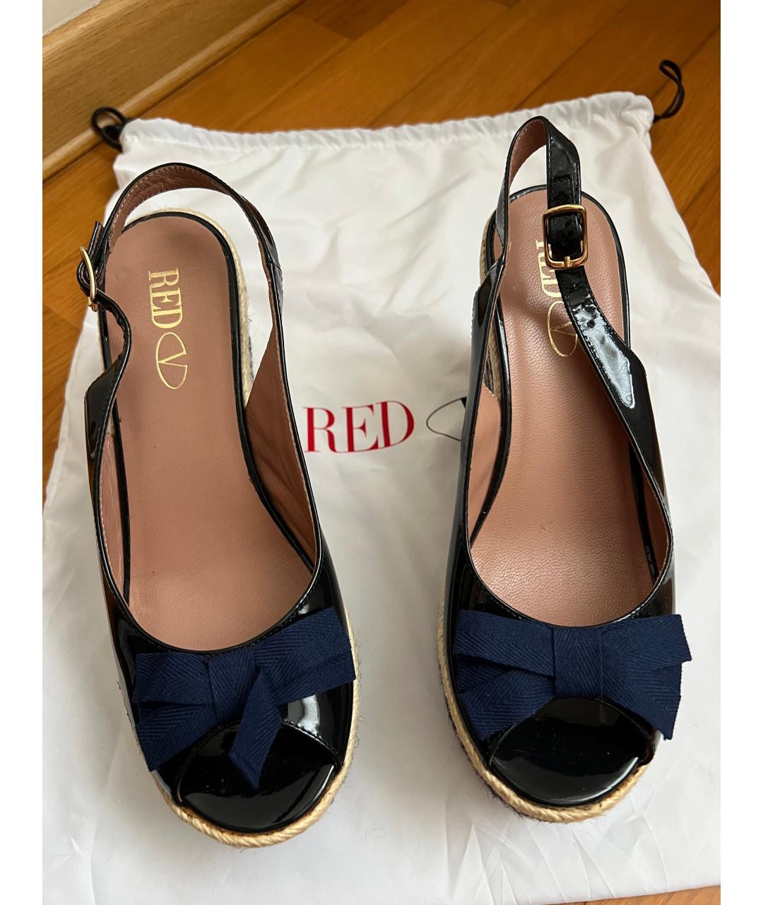 RED VALENTINO Черные босоножки из лакированной кожи, фото 2