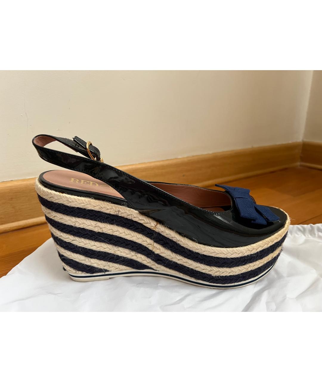 RED VALENTINO Черные босоножки из лакированной кожи, фото 5