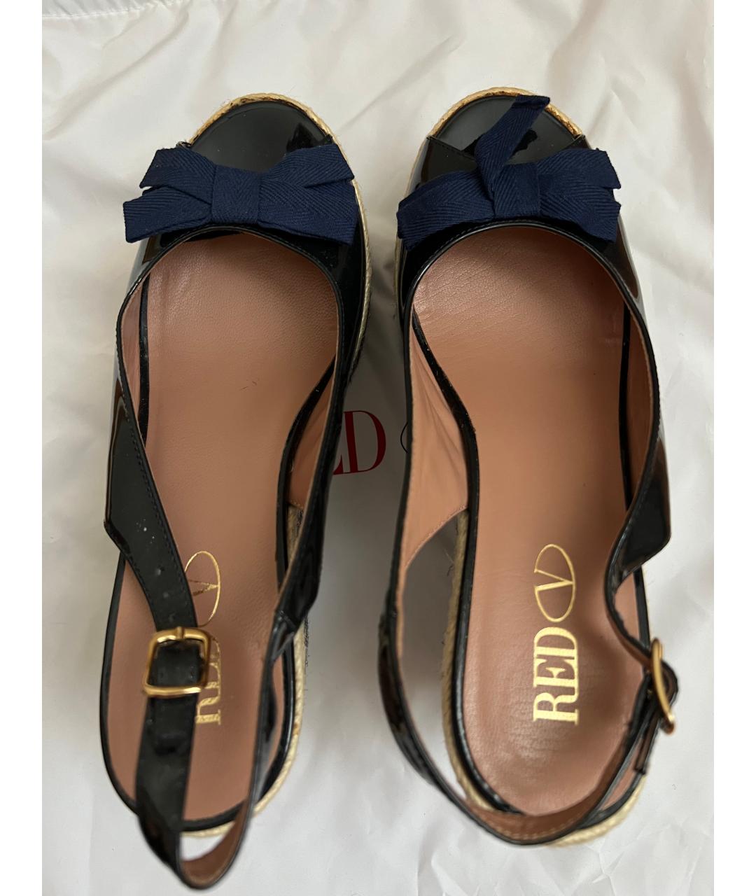 RED VALENTINO Черные босоножки из лакированной кожи, фото 4