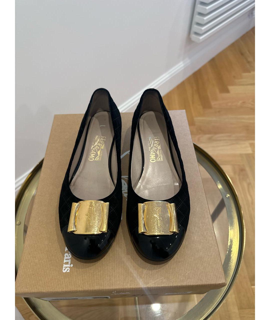 FERRAGAMO Черные замшевые лодочки на низком каблуке, фото 2