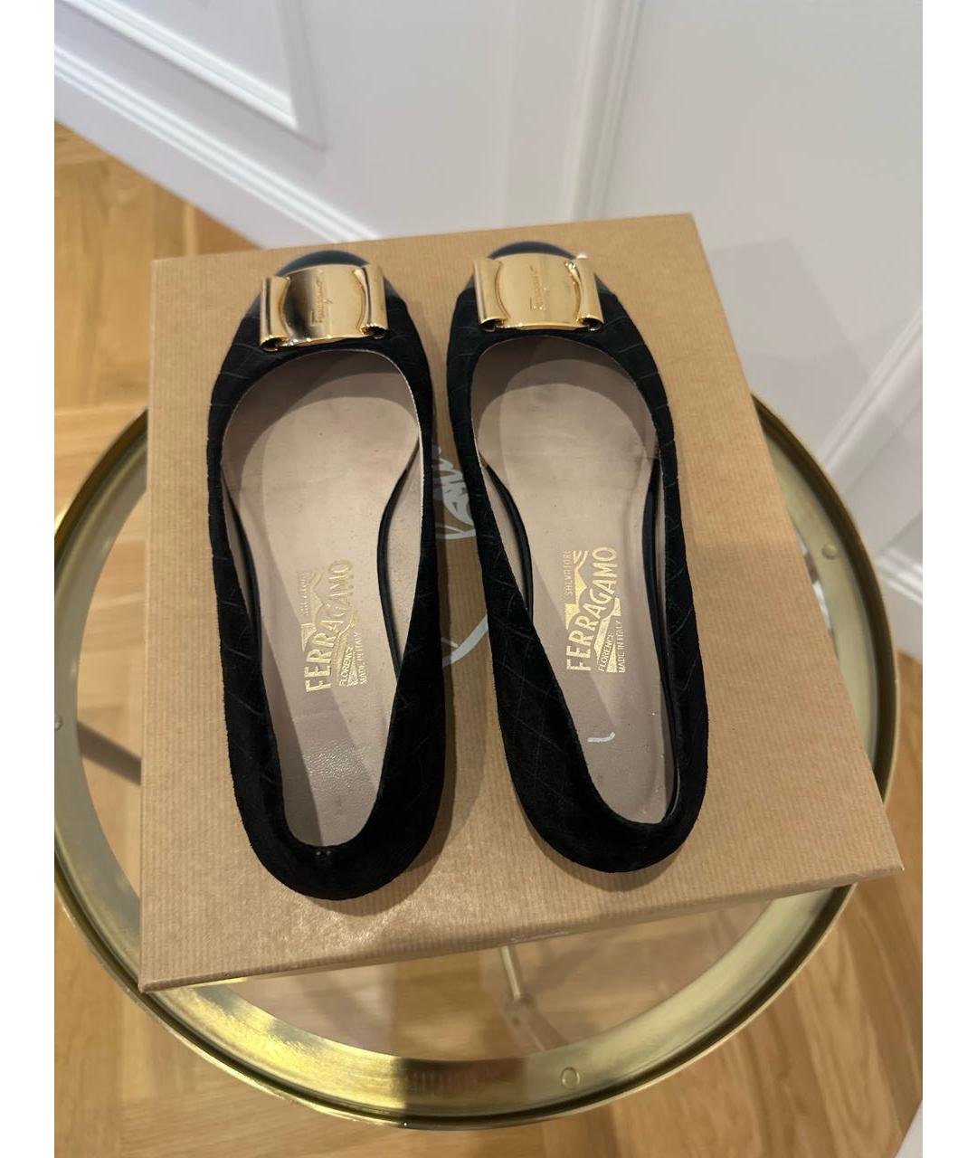 FERRAGAMO Черные замшевые лодочки на низком каблуке, фото 3