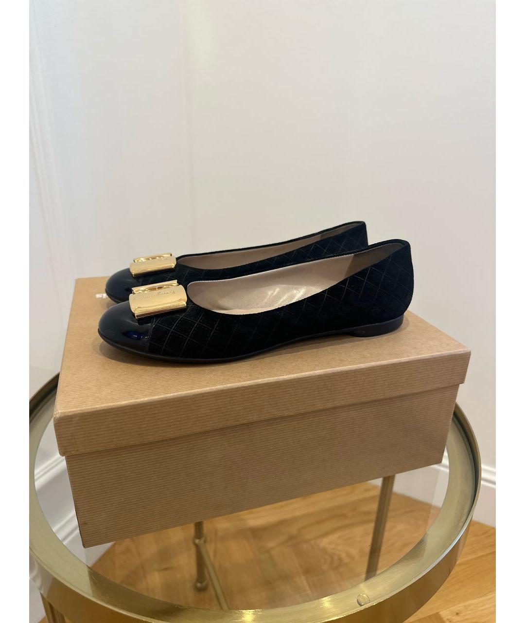 FERRAGAMO Черные замшевые лодочки на низком каблуке, фото 5