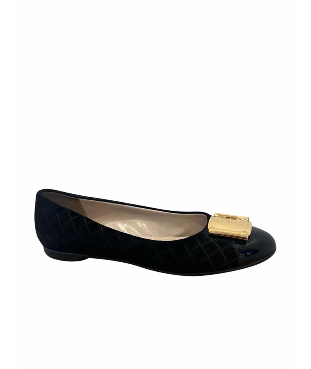 FERRAGAMO Черные замшевые лодочки на низком каблуке, фото 1