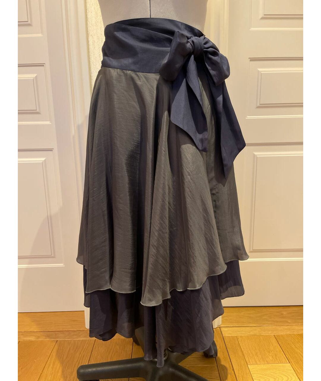 EMPORIO ARMANI Антрацитовая шелковая юбка миди, фото 6